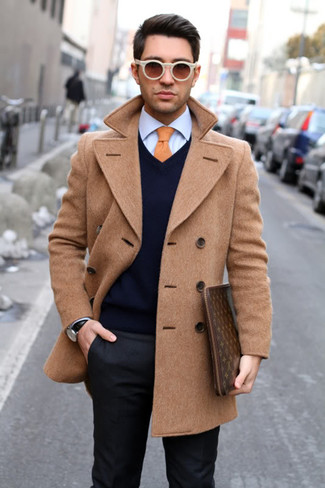 С чем носить оранжевый галстук мужчине в деловом стиле: Светло-коричневое полупальто в сочетании с оранжевым галстуком поможет создать модный и мужественный лук.