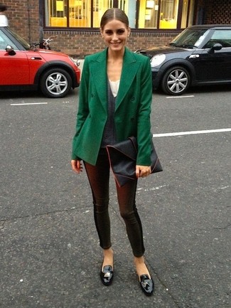 Как Olivia Palermo носит Темно-зеленое полупальто, Темно-серый свитер с v-образным вырезом, Черные кожаные леггинсы, Черные кожаные лоферы с кисточками