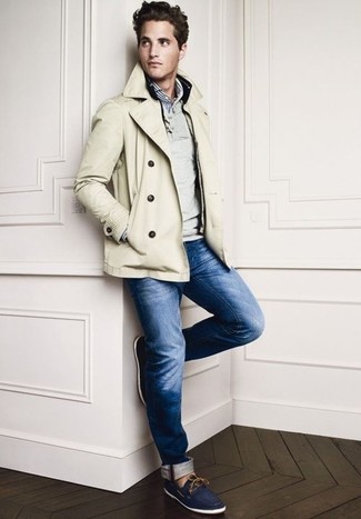 Какие джинсы носить с серым свитером с v-образным вырезом мужчине в холод в стиле смарт-кэжуал: Серый свитер с v-образным вырезом и джинсы — отличный выбор, если ты ищешь простой, но в то же время модный мужской образ. Темно-синие замшевые лоферы с кисточками добавят ансамблю утонченности.
