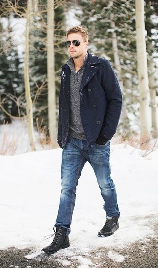 Как носить джинсы с повседневными ботинками в 20 лет мужчине в холод в стиле смарт-кэжуал: Тандем темно-синего полупальто и джинсов выглядит бесподобно, разве нет? Что же до обуви, повседневные ботинки — наиболее целесообразный вариант.