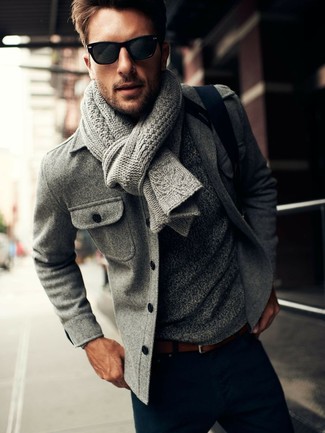 С чем носить серый вязаный шарф мужчине в прохладную погоду в стиле смарт-кэжуал: Сочетание серого полупальто и серого вязаного шарфа - очень практично, и поэтому идеально для создания беззаботного повседневного  образа.
