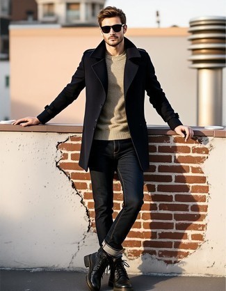 Модный мужской лук: черное полупальто, бежевый свитер с круглым вырезом, темно-синие джинсы, черные кожаные повседневные ботинки