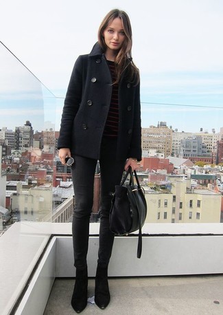 Какие джинсы носить с черным свитером с круглым вырезом женщине: Дуэт черного свитера с круглым вырезом и джинсов поможет выглядеть аккуратно, а также подчеркнуть твой индивидуальный стиль. Очень неплохо здесь смотрятся черные замшевые ботильоны.