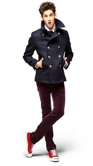 Как носить низкие кеды с свитером с круглым вырезом в 30 лет мужчине в холод в стиле смарт-кэжуал: Свитер с круглым вырезом и темно-красные вельветовые джинсы будет великолепным вариантом для простого образа на каждый день. Очень недурно здесь будут выглядеть низкие кеды.