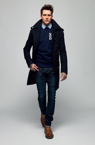 Как носить темно-синюю классическую рубашку с темно-синими джинсами в 30 лет мужчине в холод в стиле смарт-кэжуал: Темно-синяя классическая рубашка в сочетании с темно-синими джинсами позволит выразить твой индивидуальный стиль и выделиться из общей массы. Любители необычных луков могут завершить лук коричневыми кожаными брогами, тем самым добавив в него немного строгости.
