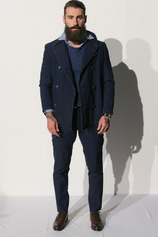 Модный лук: темно-синее полупальто, темно-синий свитер с круглым вырезом, синяя классическая рубашка, темно-синие брюки чинос