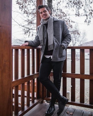 С чем носить серый шарф в 20 лет мужчине в прохладную погоду: Сочетание серого полупальто и серого шарфа пользуется большим спросом среди ценителей комфортной одежды. Любишь эксперименты? Закончи лук черными кожаными ботинками челси.