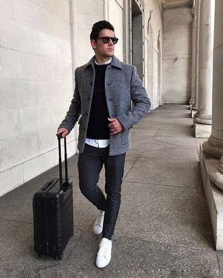 С чем носить черный чемодан мужчине: Сочетание серого полупальто и черного чемодана - очень практично, и поэтому чудесно подходит на каждый день. Думаешь сделать образ немного строже? Тогда в качестве обуви к этому ансамблю, выбери белые низкие кеды из плотной ткани.