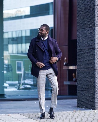 С чем носить светло-фиолетовый галстук в 30 лет мужчине в холод в стиле смарт-кэжуал: Сочетание фиолетового полупальто и светло-фиолетового галстука позволит создать модный и привлекательный образ. Если ты предпочитаешь более практичную обувь, лучше остановить свой выбор на черных кожаных лоферах с кисточками.