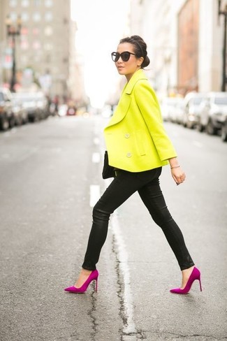 Как носить полупальто с узкими брюками в деловом стиле: Если ты из той категории леди, которые разбираются в моде, тебе придется по вкусу ансамбль из полупальто и узких брюк. Весьма подходяще здесь будут смотреться ярко-розовые замшевые туфли.