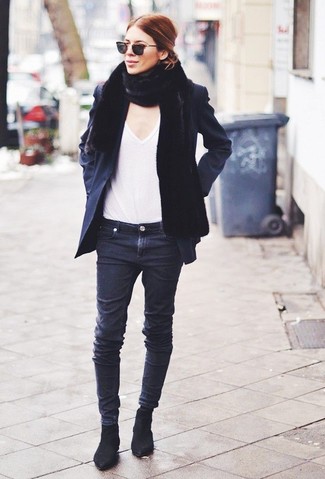С чем носить шарф женщине: Если ты делаешь ставку на удобство и практичность, черное полупальто и шарф — отличный выбор для стильного повседневного наряда. Что же до обуви, черные замшевые ботинки челси — самый целесообразный вариант.