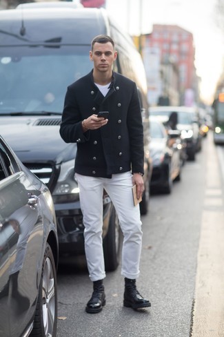 Как носить белую футболку с круглым вырезом с белыми джинсами мужчине весна в стиле смарт-кэжуал: Сочетание белой футболки с круглым вырезом и белых джинсов позволит создать нескучный мужской образ в повседневном стиле. И почему бы не привнести в этот лук на каждый день немного изысканности с помощью черных кожаных повседневных ботинок? Когда зима отступает и сменяется в весеннее время года, мы снимаем зимнюю одежду и хотим выглядеть по-весеннему притягательно и по моде,. Такое сочетание поможет тебе найти необходимое вдохновение.
