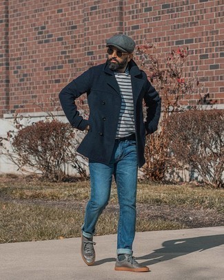 Как носить темно-синие джинсы с темно-серой футболкой с круглым вырезом за 40 лет мужчине в холод: Такое простое и комфортное сочетание базовых вещей, как темно-серая футболка с круглым вырезом и темно-синие джинсы, нравится джентльменам, которые любят проводить дни в постоянном движении. Говоря об обуви, можно дополнить образ темно-серыми кожаными низкими кедами.