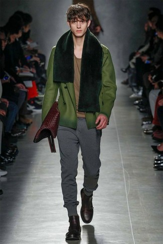 С чем носить темно-бирюзовое пальто мужчине в стиле кэжуал: Если ты любишь смотреться стильно, и при этом чувствовать себя комфортно и расслабленно, тебе стоит попробовать это сочетание темно-бирюзового пальто и темно-серых спортивных штанов. Почему бы не привнести в этот лук на каждый день немного элегантности с помощью темно-красных кожаных повседневных ботинок?