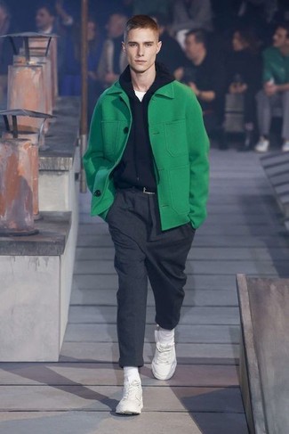 С чем носить зеленое полупальто: Зеленое полупальто в паре с темно-серыми шерстяными классическими брюками поможет составить модный и привлекательный ансамбль. Тебе нравятся дерзкие сочетания? Можешь дополнить свой образ белыми кроссовками.
