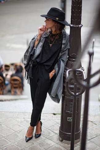 С чем носить черную кружевную блузку с длинным рукавом в 20 лет: Черная кружевная блузка с длинным рукавом и черные брюки-галифе — необходимые вещи в арсенале женщин с чувством стиля. Вместе с этим нарядом органично выглядят черные кожаные туфли.
