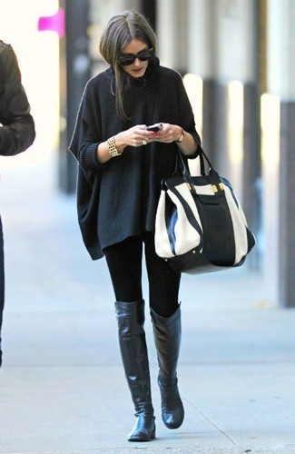 Как Olivia Palermo носит Темно-серое пончо, Черные леггинсы, Черные кожаные ботфорты, Бело-черная кожаная большая сумка