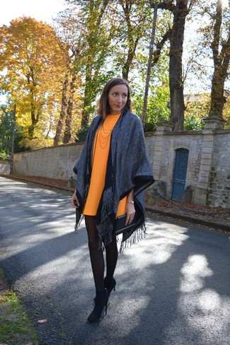 Модный лук: серое пончо, оранжевое платье прямого кроя, черные замшевые ботильоны, черный кожаный клатч