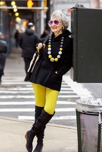 С чем носить желтое колье за 60 лет в теплую погоду: Если ты любишь смотреться по моде, чувствуя себя при этом комфортно и уверенно, стоит опробировать это сочетание черного пончо и желтого колье. Опасаешься выглядеть несолидно? Закончи этот образ черными замшевыми ботфортами.