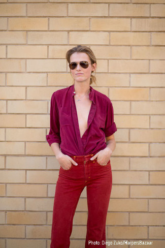 С чем носить темно-пурпурную блузку: Дуэт темно-пурпурной блузки и красных джинсов позволит выглядеть модно, а также подчеркнуть твой оригинальный личный стиль.