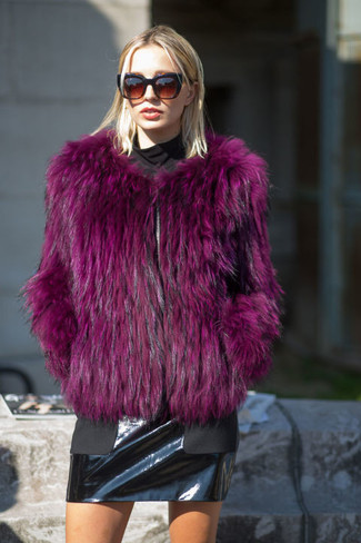 С чем носить пурпурную куртку женщине в холод в деловом стиле: Если ты из той категории барышень, которые любят выглядеть стильно, тебе полюбится лук из пурпурной куртки и черной кожаной мини-юбки.