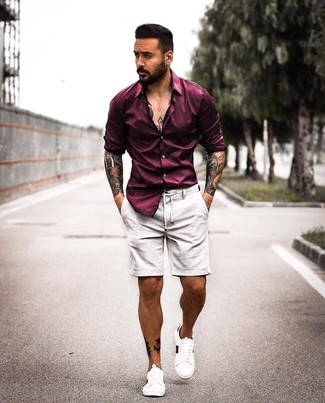 Как носить шорты с низкими кедами в 30 лет мужчине: Тандем пурпурной рубашки с длинным рукавом и шорт позволит выглядеть стильно, но при этом выразить твой индивидуальный стиль. В качестве дополнения к луку здесь напрашиваются низкие кеды.