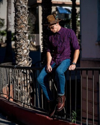 Какие повседневные ботинки носить с темно-синими джинсами в 20 лет мужчине в теплую погоду: Пурпурная рубашка с длинным рукавом в мелкую клетку и темно-синие джинсы — must have элементы в гардеробе парней с хорошим вкусом в одежде. Любители необычных луков могут закончить ансамбль повседневными ботинками, тем самым добавив в него немного строгости.