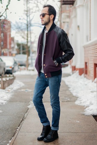 Модный лук: пурпурная университетская куртка, серая футболка с круглым вырезом, синие джинсы, черные кожаные повседневные ботинки