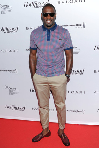 Как Idris Elba носит Пурпурная футболка-поло в клетку, Бежевые брюки чинос, Темно-красные кожаные лоферы, Черные кожаные часы