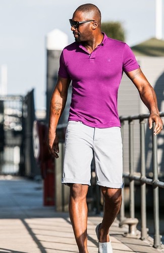 С чем носить светло-фиолетовую футболку-поло за 40 лет мужчине в стиле кэжуал: Светло-фиолетовая футболка-поло в паре с серыми шортами поможет создать стильный мужской образ. В паре с этим луком наиболее уместно смотрятся серые слипоны.