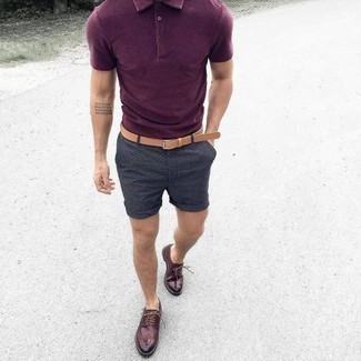 Какие шорты носить с пурпурной футболкой-поло мужчине: Тандем пурпурной футболки-поло и шорт вдохновляет на проявление своей индивидуальности. Весьма органично здесь выглядят темно-красные кожаные броги.