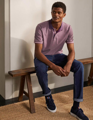 С чем носить пурпурную футболку мужчине лето: Пурпурная футболка и темно-синие джинсы выигрышно впишутся в мужской образ в непринужденном стиле. Если ты предпочитаешь смелые решения в своих луках, заверши этот темно-синими низкими кедами из плотной ткани. Переносить изнурительный летний зной будет несомненно проще, когда ты одет вот так.