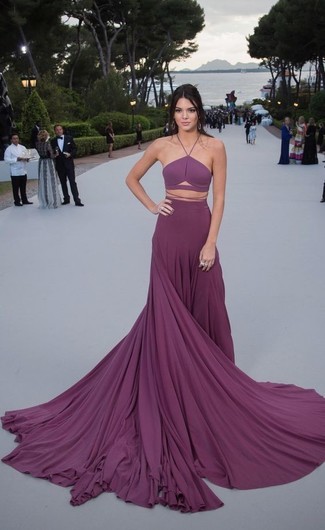 Как Kendall Jenner носит Пурпурное вечернее платье со складками