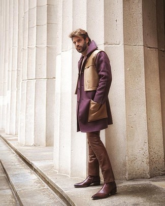 С чем носить пурпурное пальто мужчине осень: Пурпурное пальто и коричневые кожаные джинсы — необходимые вещи в арсенале джентльменов с отменным чувством стиля. Хотел бы сделать лук немного элегантнее? Тогда в качестве обуви к этому ансамблю, стоит обратить внимание на коричневые кожаные ботинки челси. Выбирая подобный ансамбль на осень, будь уверен, ты будешь выглядеть безукоризненно.