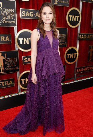 С чем носить темно-пурпурное платье: Темно-пурпурное платье — превосходный пример изящного стиля в одежде.