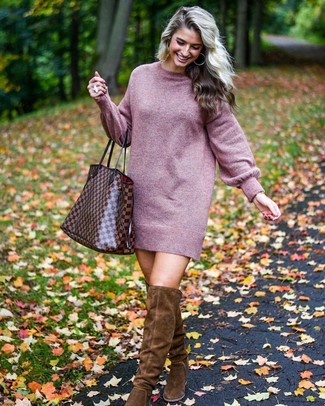 С чем носить коричневые замшевые ботфорты в теплую погоду: Пурпурное платье-свитер — рассмотри этот лук, если не боишься оказаться в центре внимания. В качестве дополнения к луку сюда напрашиваются коричневые замшевые ботфорты.
