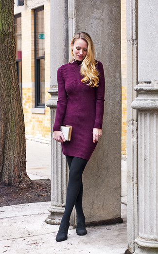 С чем носить черные замшевые туфли в 30 лет: В пурпурном платье-свитере можно пойти на свидание или провести выходной день, когда намечено культурное мероприятие. Что касается обуви, черные замшевые туфли — самый уместный вариант.