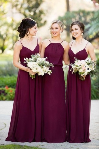 С чем носить темно-пурпурное платье в жару в деловом стиле: Для создания утонченного вечернего лука чудесно подойдет темно-пурпурное платье.