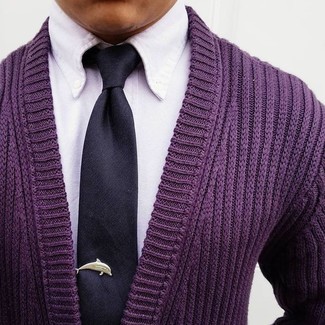С чем носить черный шелковый галстук в 30 лет мужчине в теплую погоду: Пурпурный кардиган и черный шелковый галстук — must have вещи в классическом мужском гардеробе.