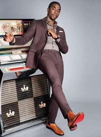 С чем носить светло-коричневые ботинки в 30 лет мужчине в деловом стиле: Пурпурный костюм смотрится гармонично в сочетании с серой классической рубашкой. Любишь экспериментировать? Тогда дополни ансамбль светло-коричневыми ботинками.