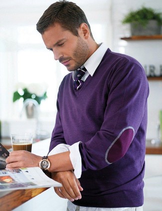 С чем носить светло-фиолетовый галстук в вертикальную полоску в 30 лет мужчине в стиле смарт-кэжуал: Пурпурный свитер с v-образным вырезом в паре со светло-фиолетовым галстуком в вертикальную полоску поможет создать модный классический образ.