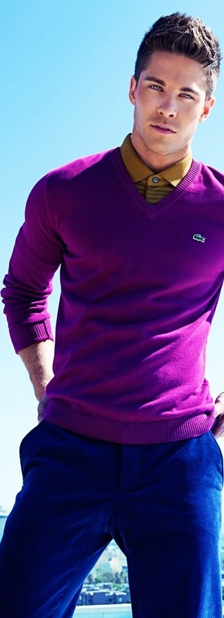 С чем носить фиолетовый свитер мужчине в стиле смарт-кэжуал: Такой мужской лук из фиолетового свитера и синих брюк чинос смотрится очень эффектно, и ты точно не останешься без женского внимания.