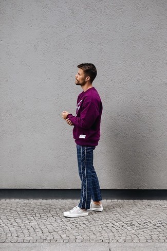 С чем носить пурпурный свитер в 20 лет мужчине: Пурпурный свитер и темно-синие брюки чинос в шотландскую клетку прочно обосновались в гардеробе многих молодых людей, помогая создавать неприевшиеся и стильные луки. Хочешь сделать ансамбль немного элегантнее? Тогда в качестве дополнения к этому образу, обрати внимание на серые низкие кеды из плотной ткани.