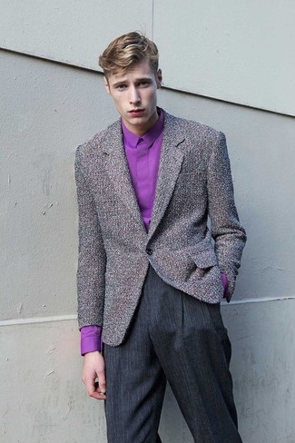 С чем носить темно-пурпурную классическую рубашку в 20 лет мужчине: Темно-пурпурная классическая рубашка и черные классические брюки позволят создать эффектный мужской образ.