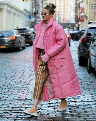 С чем носить бело-ярко-розовую обувь в 20 лет в холод: Если ты считаешь себя одной из тех леди, способных неплохо разбираться в моде, тебе полюбится тандем ярко-розового пуховика и золотых брюк-галифе с принтом. Если подобный лук кажется тебе слишком смелым, разбавь его розовыми замшевыми слипонами.