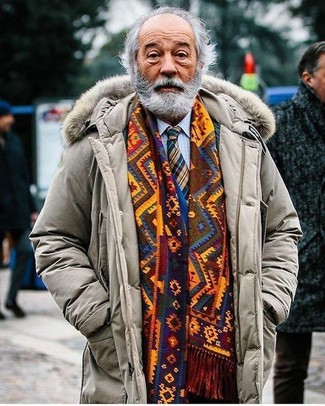 С чем носить желтый шарф за 60 лет мужчине: Тандем бежевого пуховика и желтого шарфа - самый простой из возможных образов для активного уикенда.