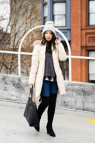 Как носить серый свитер с круглым вырезом с темно-синими джинсами в 20 лет женщине зима: Серый свитер с круглым вырезом в сочетании с темно-синими джинсами — хороший вариант для создания образа в стиле элегантной повседневности. Если ты любишь смешивать в своих луках разные стили, на ноги можно надеть черные замшевые ботфорты. Если ты хочешь выглядеть модно даже в холодное время года, этот образ — без сомнений то, что тебе нужно.