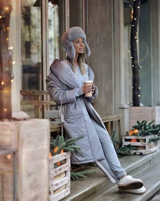 Модный лук: серый пуховик, голубой свитер с круглым вырезом с украшением, серые спортивные штаны, белые угги