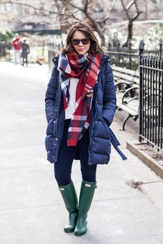 С чем носить белый свитер в 30 лет женщине в стиле кэжуал: Белый свитер и темно-синие джинсы скинни будет замечательным вариантом для расслабленного повседневного ансамбля. Весьма выигрышно здесь смотрятся темно-зеленые резиновые сапоги.