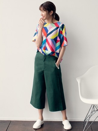 С чем носить белые слипоны женщине: Разноцветная блуза с коротким рукавом с геометрическим рисунком и темно-зеленые брюки-кюлоты — хороший вариант, если ты хочешь создать расслабленный, но в то же время стильный образ. Любительницы рискованных сочетаний могут дополнить наряд белыми слипонами.